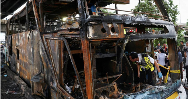 泰國一輛載有44名師生的校車在高速公路上輪胎突爆炸，導致校車失控撞上護欄起火燃燒，車上25人逃生不及紛紛葬身火海。（圖／路透社）