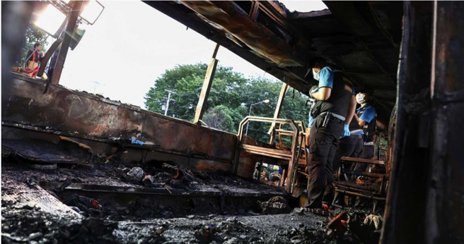 泰國一輛載有44名師生的校車在高速公路上輪胎突爆炸，導致校車失控撞上護欄起火燃燒，車上25人逃生不及紛紛葬身火海。（圖／路透社）