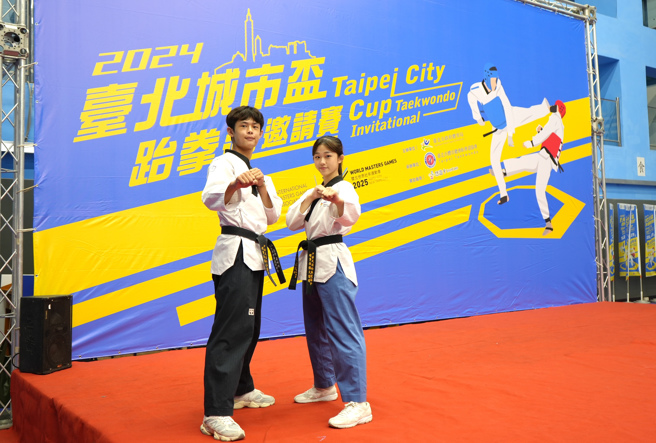2024台北城市盃跆拳道邀請賽代言人吳庭瑜（右）、蔡和軒（左），要努力爭取佳績。（大會提供）