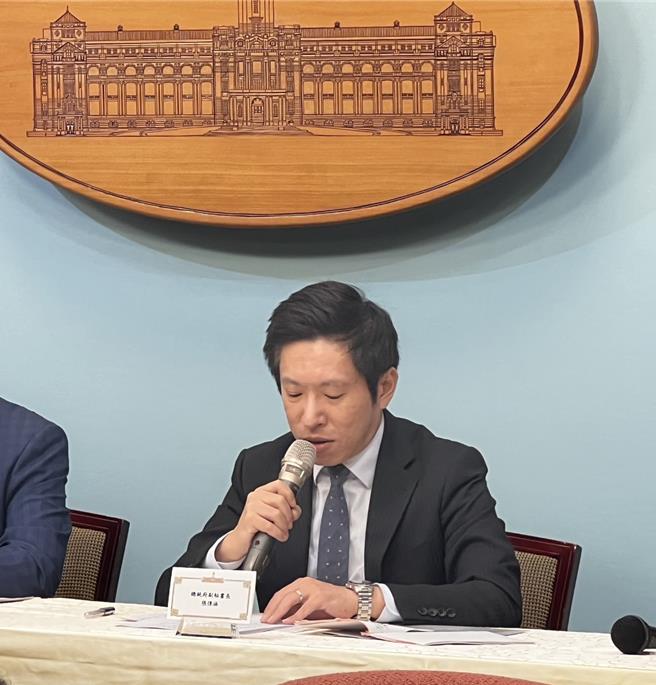 總統府副祕書長張惇涵在記者會上轉述賴清德總統所作會議結論，張惇涵提到，在明年1月，也就是下一次的委員會議，提出台灣2032年減碳新目標，來進一步凝聚共識。（游念育攝）