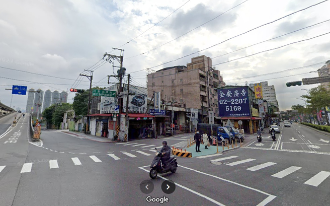 虽然一样叫中正路，但旁边的小路已经被禁止右转大汉桥，只能右转思源路再迴转。(图／Google Map)