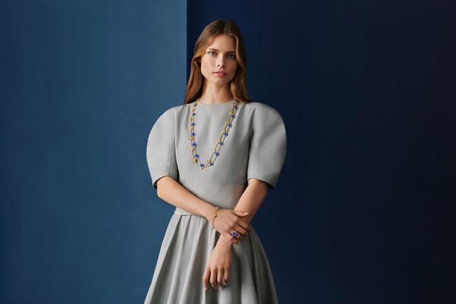 梵克雅寶全新Alhambra系列四葉圖騰新品，藍金雙色更添奢華。（Van Cleef &amp; Arpels提供）