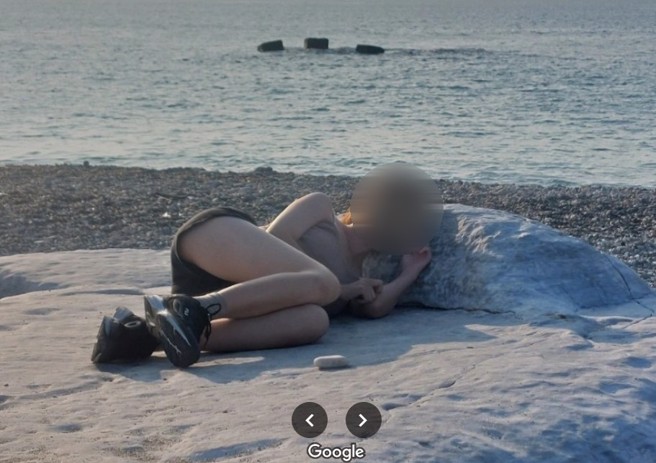 花莲南滨公园有一个爆红景点，「一颗超好躺ㄉ俗头」，凡是去过的都会试躺并给出很高的评价。（翻摄google地图）