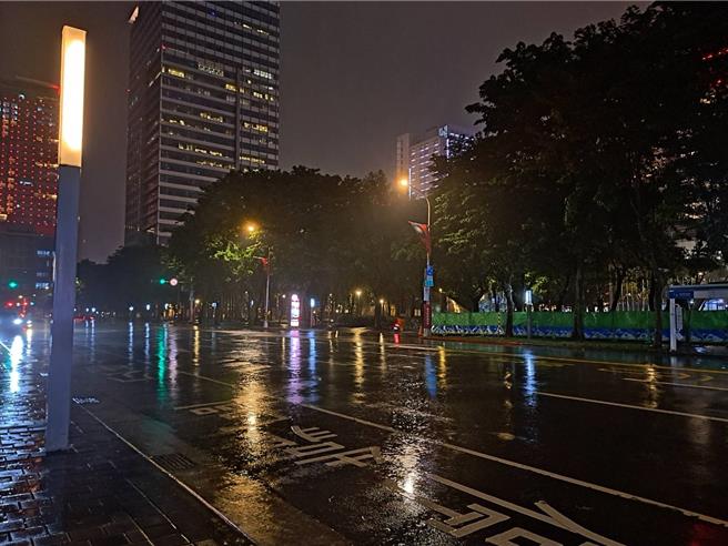 台北市教育局24日晚間宣布，截至晚間10時，共有4所學校宣布明天停班停課。（温予菱攝）