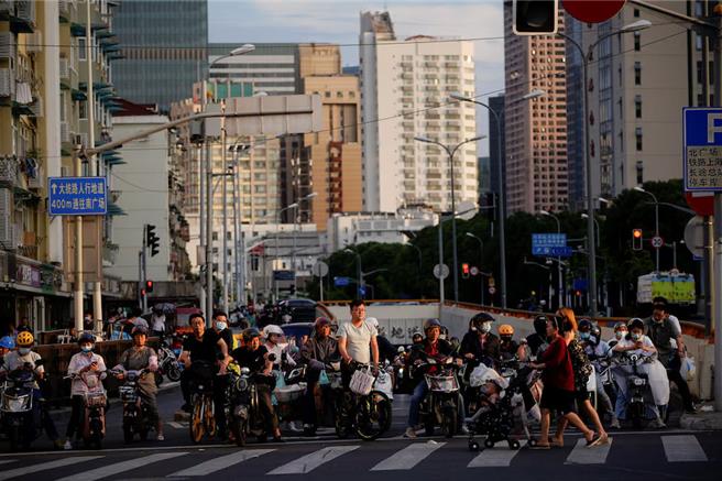 中國上海一處車水馬龍的路口，攝於2021年（圖／路透社）