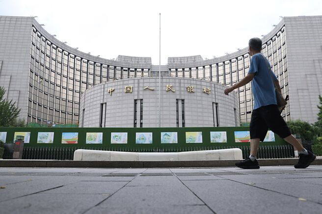 时近月底税期将至，中国人民银行加大放水以平抑资金波动。图／中新社