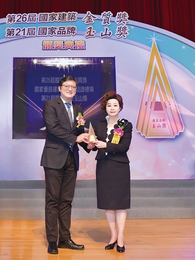 臺灣企銀「國家品牌玉山獎」大放異彩榮獲14獎項，董事長劉佩真（右）獲頒傑出企業領導人。圖／臺灣企銀提供