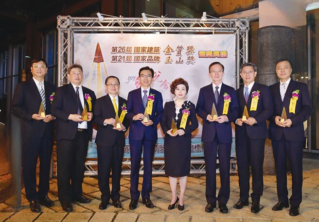 臺灣企銀玉山獎四連霸，由該行董事長劉佩真（右四）、總經理李國忠（右五）帶領經營團隊合照。圖／臺灣企銀提供