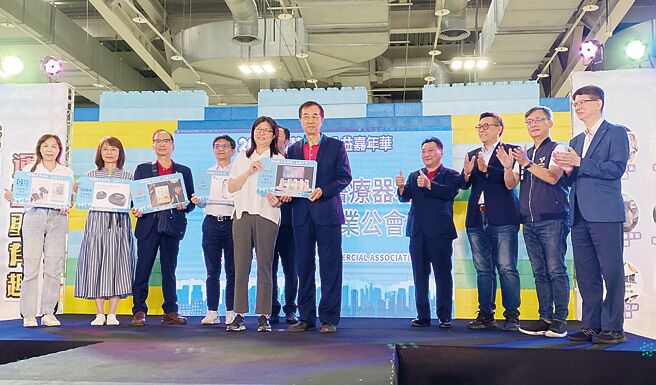 臺北市醫材公會理事長張豐旗（右四）及貴賓見證，真茂科技林燕山總經理（右五）代表廠商捐贈器材，由浩然敬老院院長陳肯玉（右六）代表接受。圖／陳宗慶