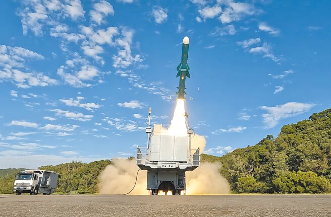 大陸智庫在社群平台詳細公開海鋒大隊12處中隊的移動路徑及駐紮點，這些中隊部署關鍵的雄風2型和雄風3型飛彈。圖為海鋒大隊實施雄風2型飛彈射擊。（軍聞社）