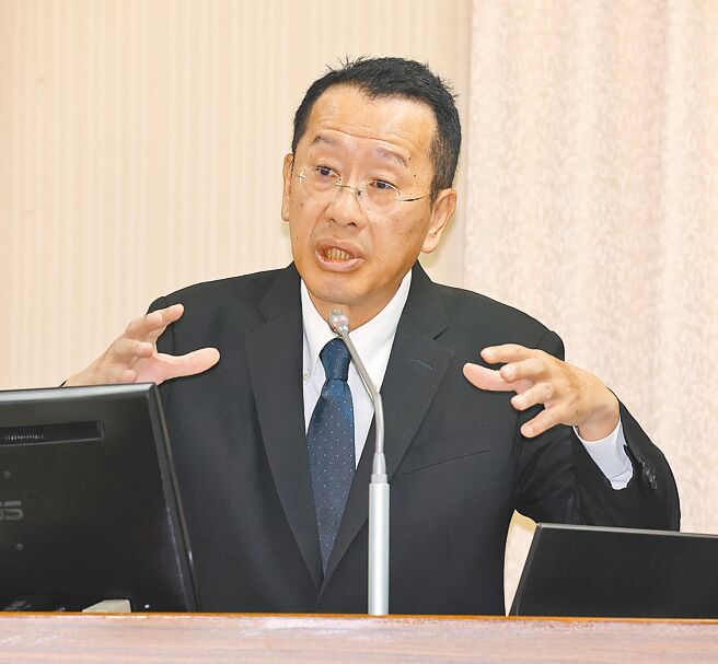 國防部長顧立雄23日赴立法院外交及國防委員會前受訪時表示，國際不會坐視共軍封鎖台灣。（劉宗龍攝）