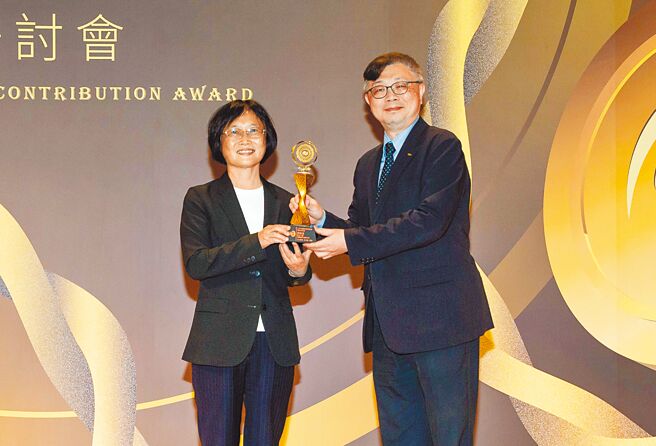 新光人寿获颁「金融教育贡献奖」最佳成效奖铜质奖，由金管会副主委邱淑贞（左）颁奖、新光人寿副总经理廖晨旭（右）代表受奖。（新光人寿提供）