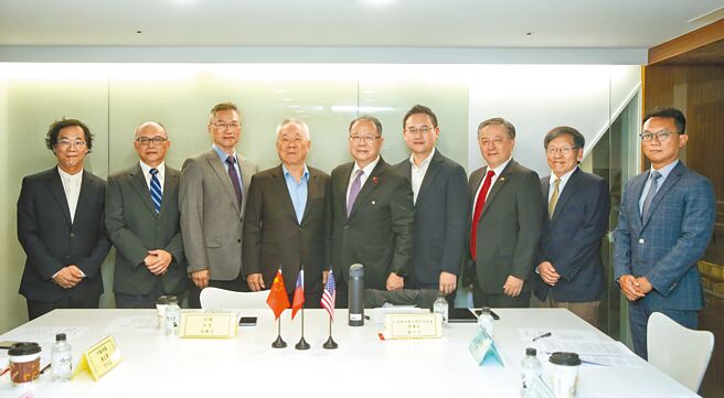 旺旺中時媒體集團23日舉行政軍兵棋推演，主題為「2024美國大選與兩岸」。參與者為《中國時報》總主筆陳琴富（左起）、資深中國軍事專家亓樂義、政大國關中心諮詢委員唐開太、《旺報》社長戎撫天、中華戰略暨兵棋研究協會理事長黃介正、台北市議員趙怡翔、美國國防部前官員胡振東、政大國關中心研究員袁易、中央警察大學助理教授王智盛。（王英豪攝）