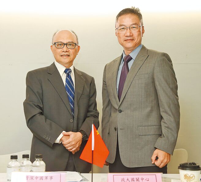 旺中媒体集团与「中华战略暨兵棋研究协会」23日合办第14次政军兵棋推演，此次主题为「2024美国大选与两岸」。由资深中国军事专家亓乐义（左）及政大国关中心谘询委员唐开太（右）模拟陆方立场。（王英豪摄）