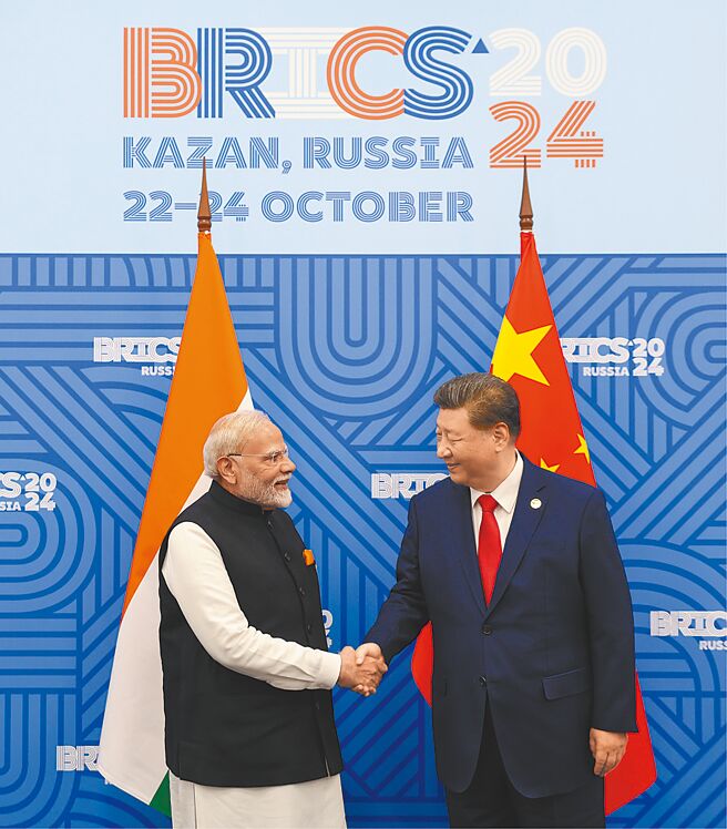 中國國家主席習近平（右）23日與印度總理莫迪（左）會晤。（摘自莫迪X）