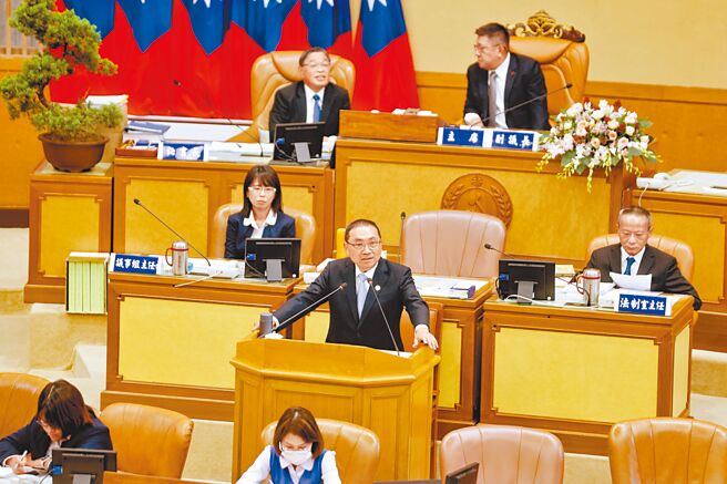 蘆洲南北側農業區開發案延宕多年，多次掀起各黨議員爭論，23日新北市議會總質詢時新北市議員李余典也向新北市長侯友宜（二排中）進行質詢。（賀培晏攝）