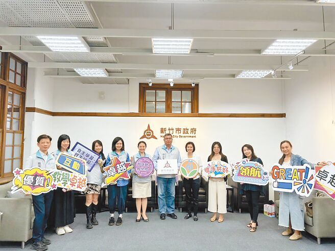 因應竹苗區會考制度重大變革，新竹市教育處長林立生（右五）近日帶領竹市教師與苗栗縣教育相關人員辦理「竹苗區聯盟陪伴教師交流計畫」，加強學校間的教學經驗分享。（新竹市政府提供／陳育賢新竹傳真）