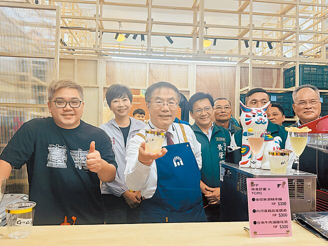 2024台湾设计展10月26日起连续16天在台南盛大登场，市长黄伟哲（前排左二）23日抢先开箱主展场之一西市场，邀请大家共襄盛举。（曹婷婷摄）