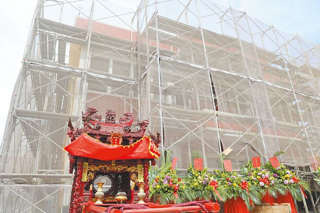 雲林縣台西警分局整併四湖鄉3派出所，選定三崙派出所作為辦公處，四湖鄉海清宮包公祖廟得知三崙派出所老舊不堪使用，捐贈2000萬元協助整建，23日舉行動土典禮。（張朝欣攝）