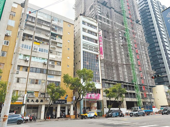 高雄新興區起火旅館，正好緊鄰大樓施工地，所幸火勢未延燒。（紀爰攝）