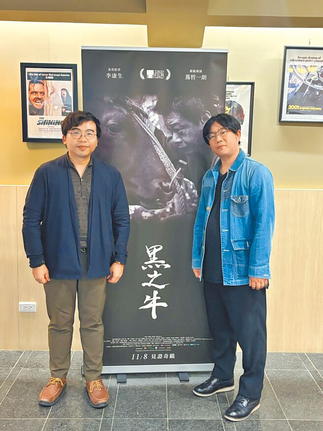 导演茑哲一朗（右）与制片黄胤毓23日特地飞来台为《黑之牛》宣传。（光年映画提供）