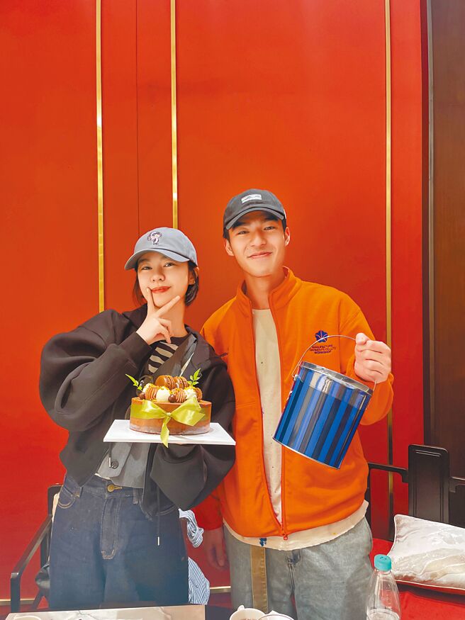 郁可唯（左）23日歡慶41歲生日，陳昊森送禮祝福。（華研國際提供）