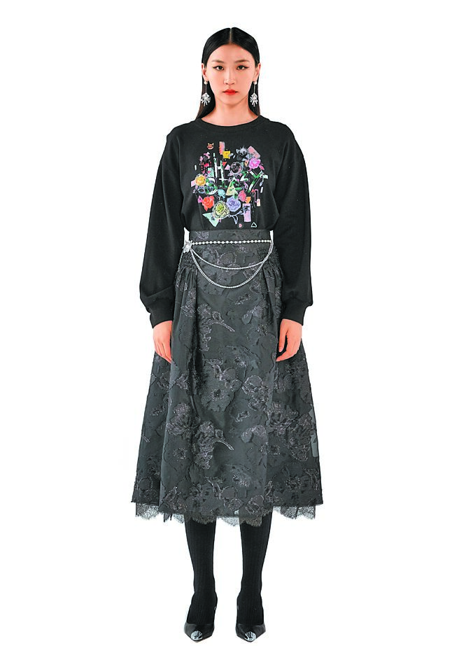 遠百桃園夏姿SHIATZY CHEN秋冬新品開版印花T恤，推薦價2萬1800元、打褶A字裙推薦價3萬3800元。（遠百提供）