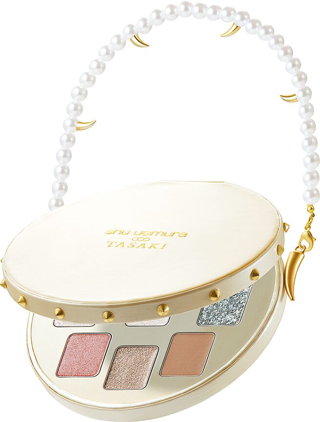 植村秀 x TASAKI限量聯名彩妝9色眼影盤，搭配珍珠串鍊猶如一只小巧的珍珠晚宴包。（TASAKI提供）