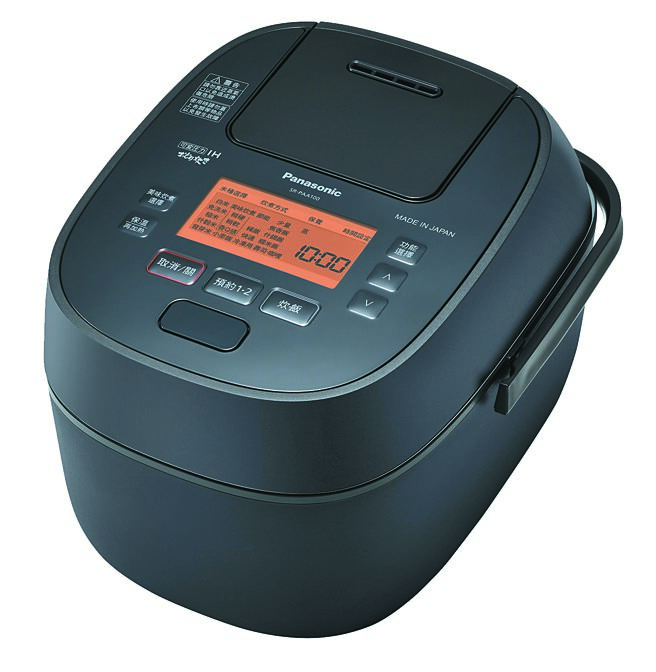 Panasonic可变压力IH电子锅SR-PAA100，美型外观设计，能根据不同居家氛围做搭配，美化厨房空间，6人份建议售价1万9900元。（Panasonic提供）
