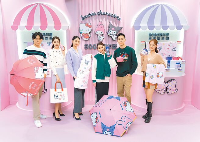 远东SOGO 37周年庆合作三丽鸥，有Hello Kitty、美乐蒂、酷洛米角色来店礼，并邀请伊林模特儿搭配走秀。（吴松翰摄）