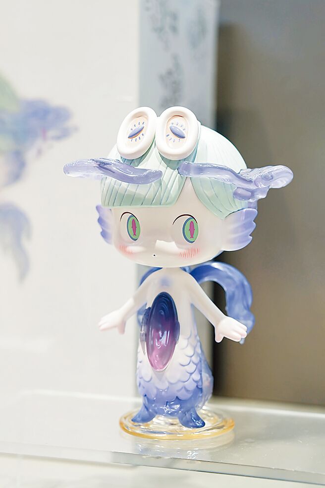 POP MART開賣三方聯名的珍稀作品「LiLiOS 鯉鯉雕像」，全球限300只，4280元。（POP MART提供）