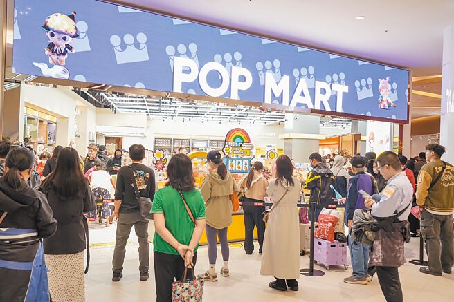 POP MART林口三井店23日開幕，吸引粉絲朝聖全台首間「PINO JELLY 風格店」。（POP MART提供）