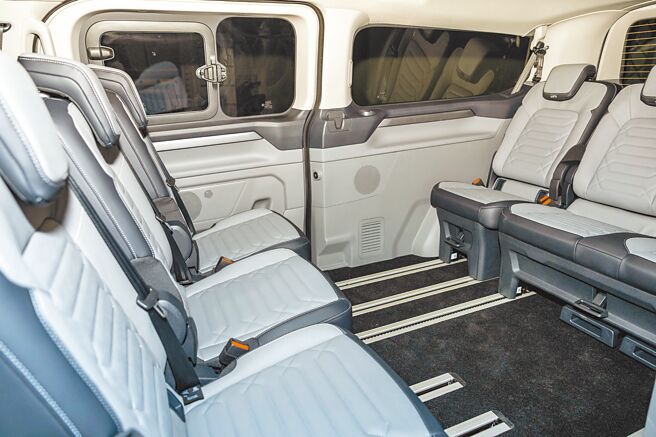 福特旅行家Bus Titanium八座車型導入全新無段式滑軌式座椅系統。（福特六和提供）