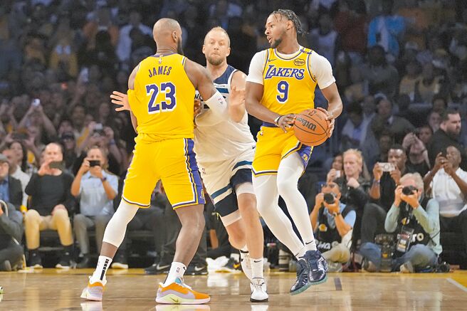 詹姆斯（左）与布朗尼（右）父子檔同队同场出赛写下NBA新猷，加上湖人击败灰狼，中止开幕战7连败，双喜临门。（美联社）