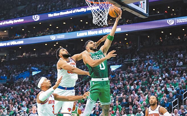 衛冕軍塞爾提克在開幕戰投進追平NBA單場29顆三分球紀錄，塔圖（右）狂砍37分、8個三分球，率領球隊痛扁尼克。（路透）