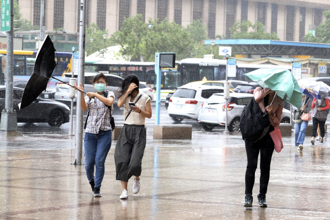 10縣市豪大雨特報 共伴效應發威 北北基宜今有「超大豪雨」