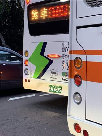 又是台中公車！司機放生學生還嗆：敢上車被門夾、硬上踹下車