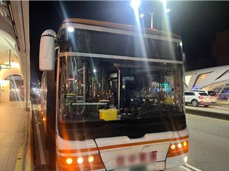 螺絲真的鬆了！台中公車又肇事   駕駛自撞分隔島1女受傷