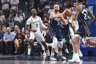 NBA》浪花弟首穿独行侠球衣 飙6记三分球助队拔「刺」