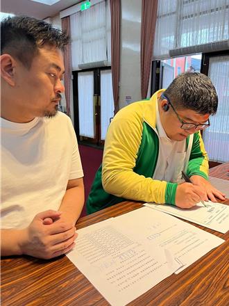 綠委議場門口卡位搶先遞國安修法  吳思瑤嗆藍營為何跟中共一搭一唱