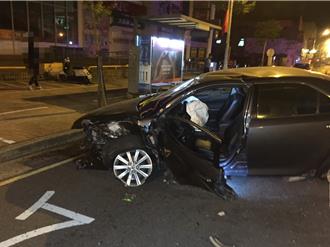 台中男酒驾猛撞安全岛 再撞人行道车头全毁