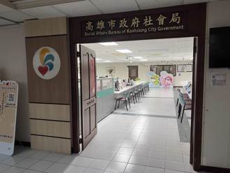 高雄又傳虐嬰！保母毛巾蓋頭壓1歲嬰  跌倒滿嘴血仍「無視」滑手機