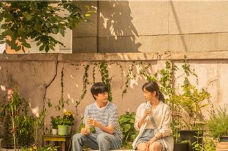 IZ＊ONE金珉周演韩版《听说》 旱鸭子学游泳「狂说服自己不会死」