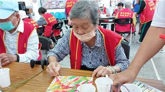 華山竹南站慶祝14周年 老寶貝體驗手指彩繪感受愛