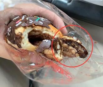 南投老牌巧克力麵包「脆脆的」！驚見包餡蟑螂 業者：是玩具