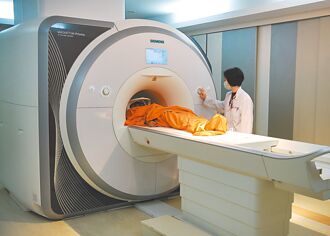 海納百川》醫檢收部分負擔 飲鴆止渴（蔡明忠）