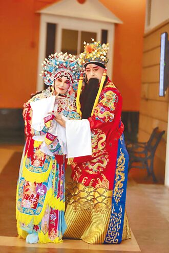 班鐵翔妻角逐旗袍皇后抱回4獎