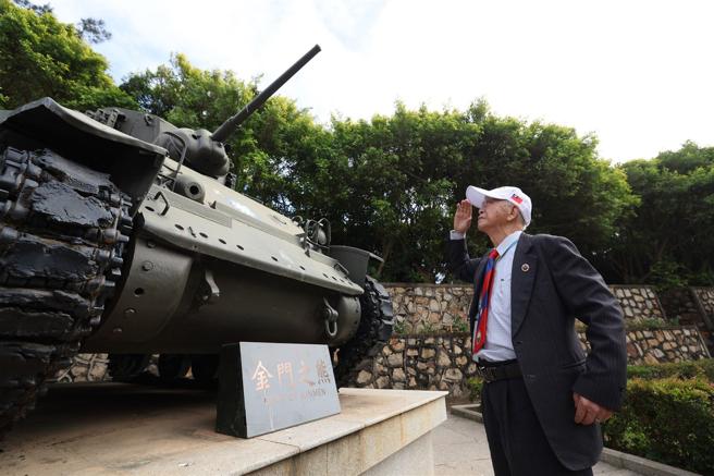  今日是「古寧头战役」75周年，国防部昨日邀请参战英雄前往金门战地重游；期间，老前辈向古寧头战史馆陈展的「金门之熊」M5A1战车敬礼，向所有为国家英勇牺牲奉献的同袍致敬。（记者黄迪明摄）