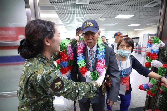 国防部举办战地巡礼活动，邀请参战英雄、眷属前往金门战地重游。（记者黄迪明摄）