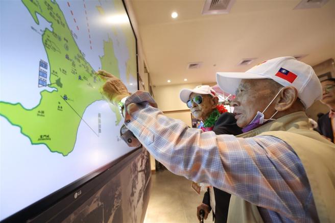  国防部举办战地巡礼活动，邀请参战英雄、眷属前往金门战地重游。（记者黄迪明摄）